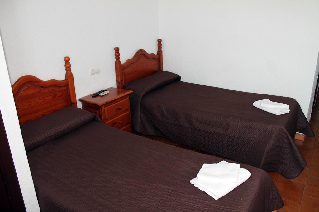 Hostal Montilla Sotogrande 托雷加迪亚罗 外观 照片