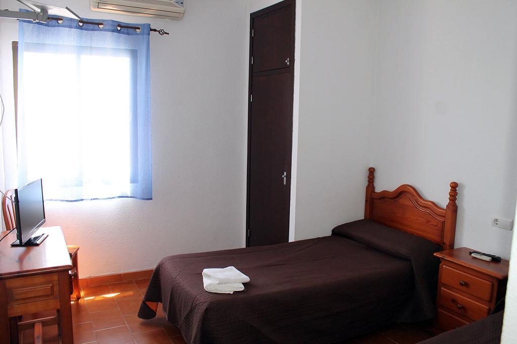 Hostal Montilla Sotogrande 托雷加迪亚罗 外观 照片