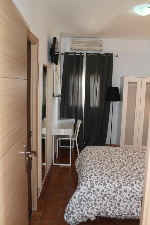 Hostal Montilla Sotogrande 托雷加迪亚罗 外观 照片