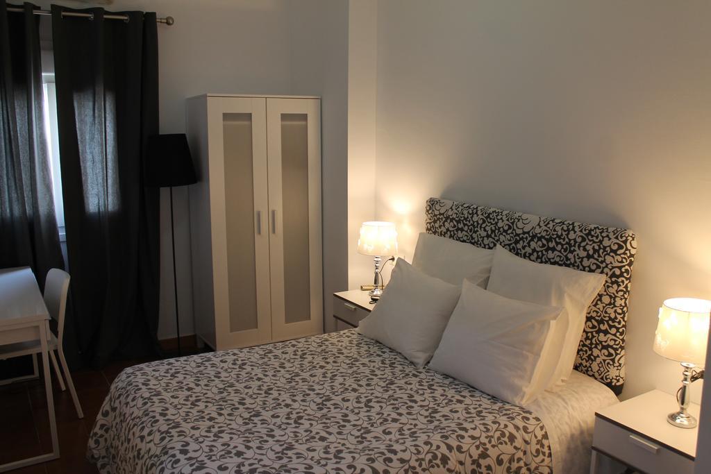 Hostal Montilla Sotogrande 托雷加迪亚罗 外观 照片