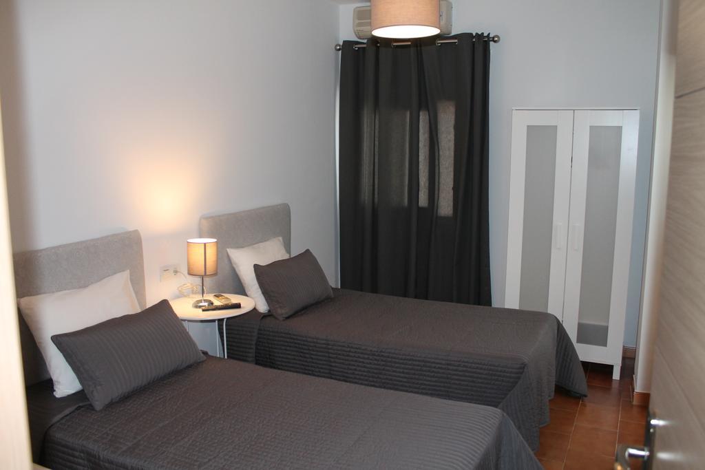 Hostal Montilla Sotogrande 托雷加迪亚罗 外观 照片