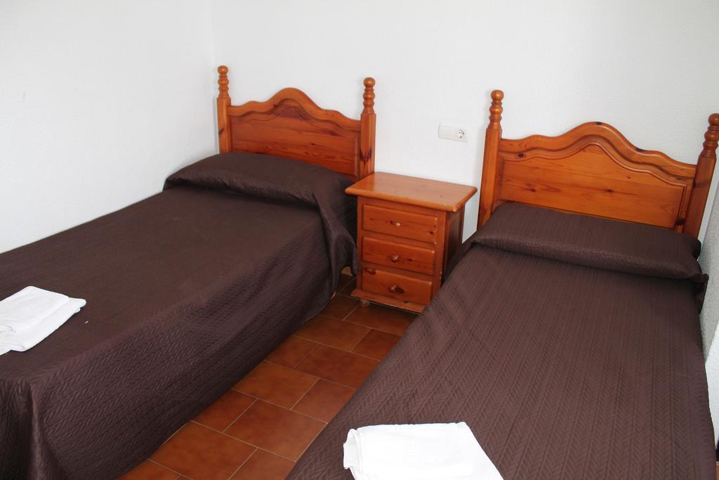 Hostal Montilla Sotogrande 托雷加迪亚罗 外观 照片